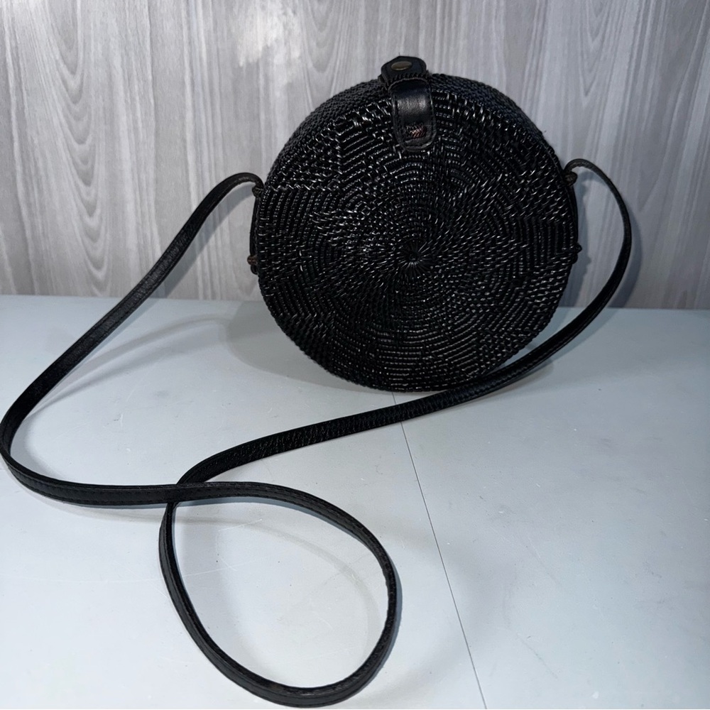Round Woven Rattan Black Crossbody Purse Canteen Snap Closure Vintage Lined - Picture 1 of 7